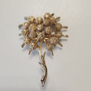 Elegant Gold Floral Brooch